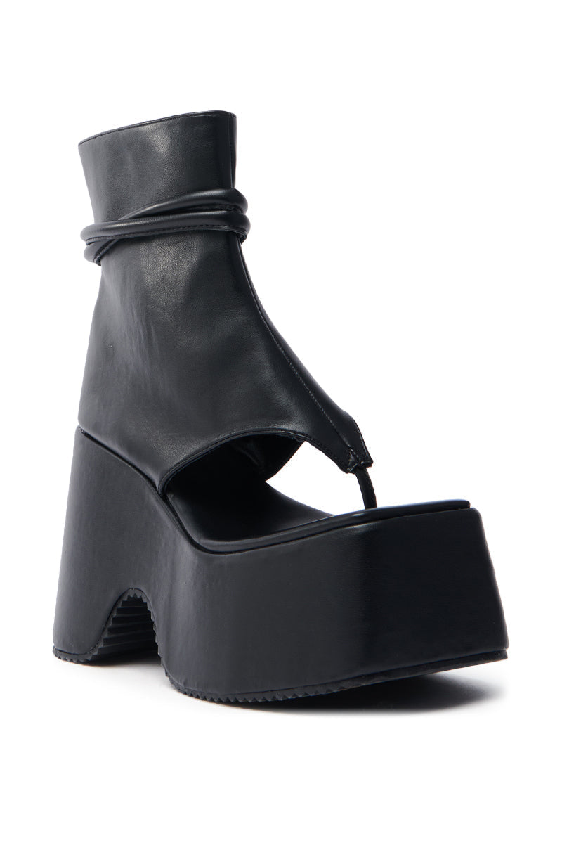 AZALEA WANG DAXTON BLACK GLADIATOR FLATFORM SANDAL